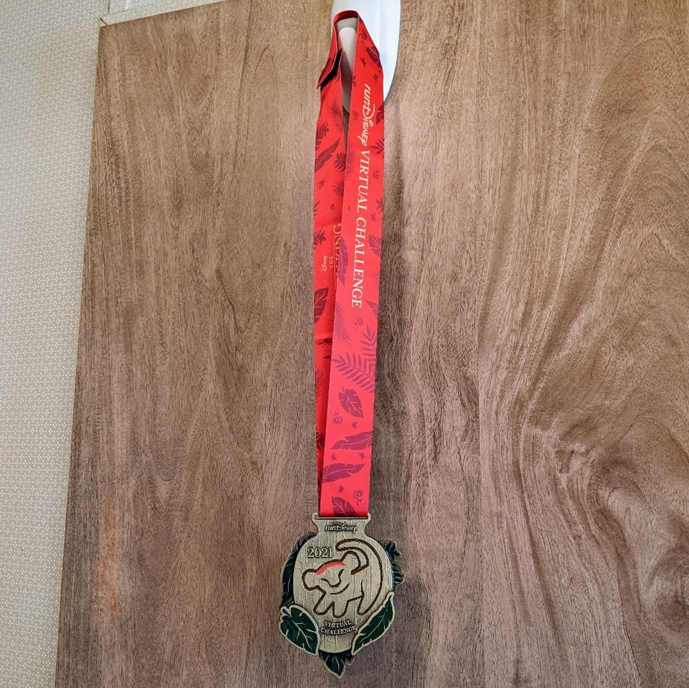 NWOT/NIB Lion King Award Medals and Pin Set, 2021 runDisney 5K Virtual Challenge - Picture 8 of 16
